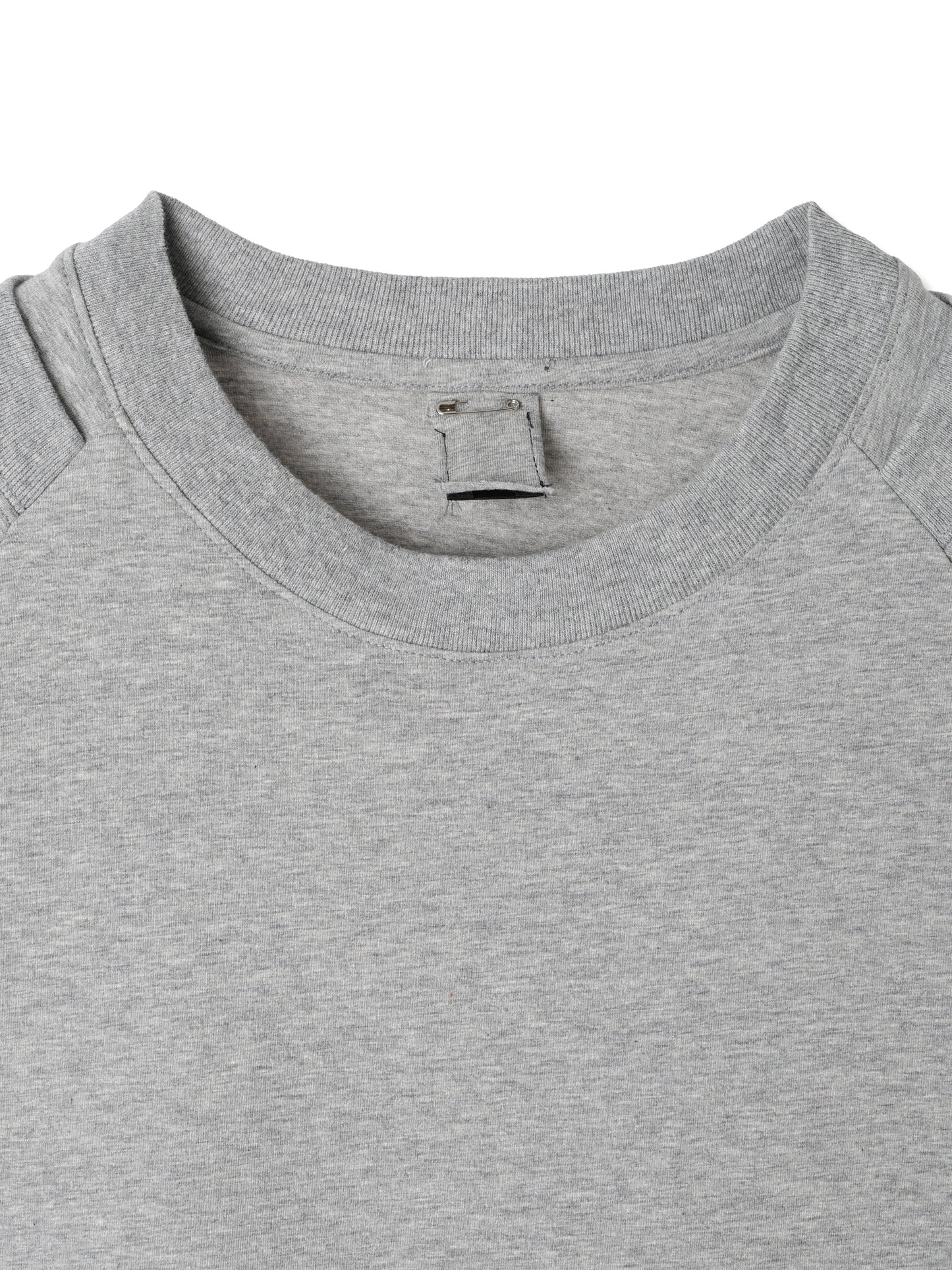 GIMMICK NECK DETAIL RAGLAN T-SHIRT