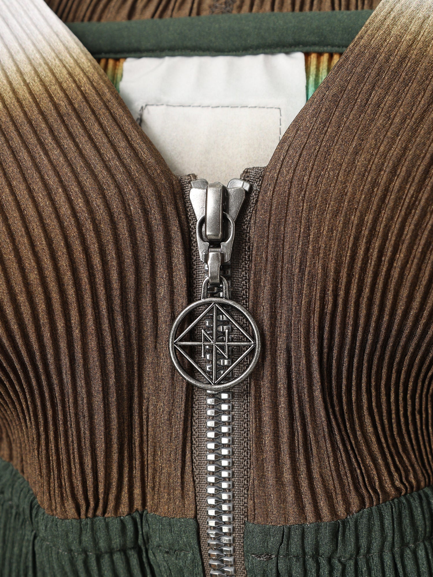 SILKY PLEATS PRINTED HOODIE
